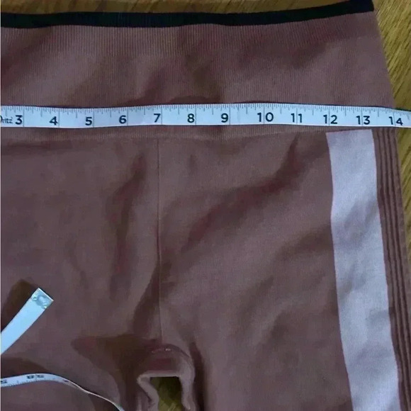 Fabletics Mauve Seamless Leggings, Size M - Picture 4 of 6